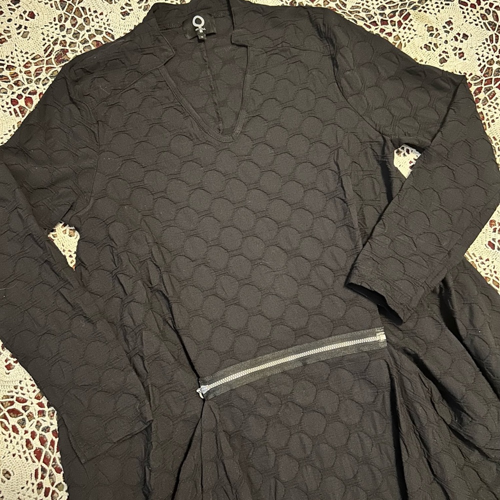 Elegant Black Long Sleeve Dress with Zipper Accents - Picture 2 of 6